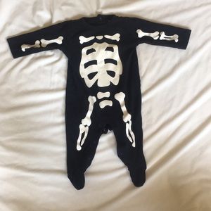 Carter’s skeleton Halloween onesie 💀